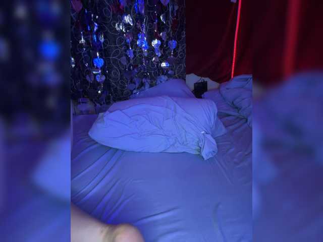 Avrora-min0's BongaCams show and profile