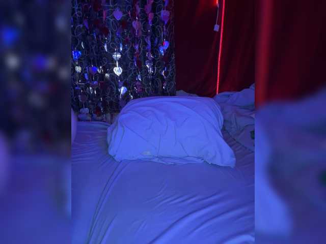 Avrora-min0's BongaCams show and profile