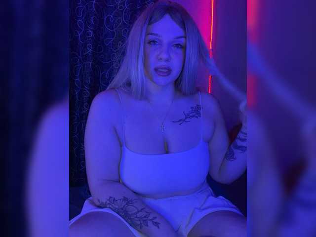 Avrora-min0's BongaCams show and profile