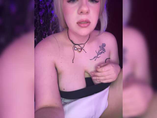 Avrora-min0's BongaCams show and profile