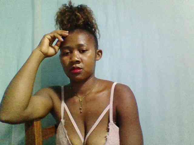 Reliane12 Live Webcam on BongaCams