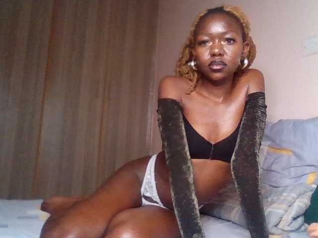 le modèle MemeLovesx est en webcam porno dans un show sur le site bongacams, il possède les tags suivants: Ebony,Redhead,Trimmed