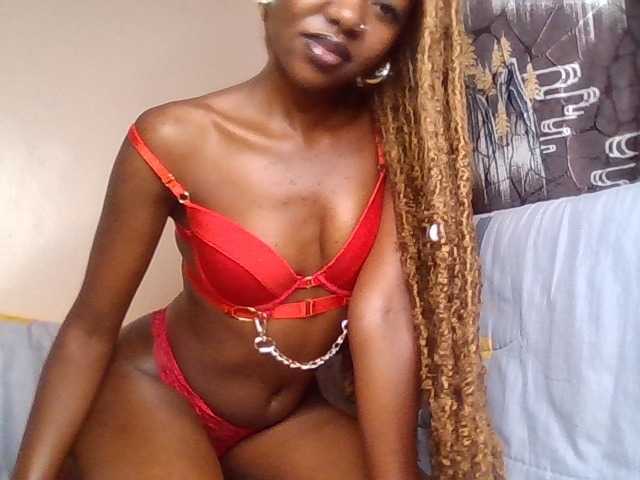 le modèle MemeLovesx est en webcam porno dans un show sur le site bongacams, il possède les tags suivants: Ebony,Redhead,Trimmed