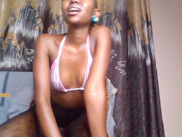 le modèle MemeLovesx est en webcam porno dans un show sur le site bongacams, il possède les tags suivants: Ebony,Redhead,Trimmed