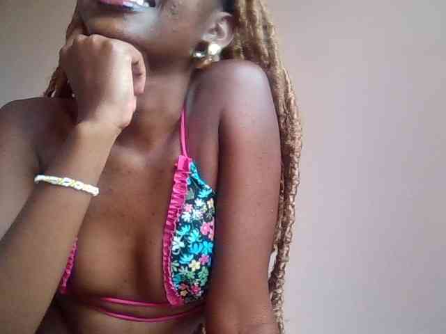 MemeLovesx Live Webcam on BongaCams