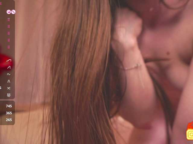 Holyhee's BongaCams show and profile