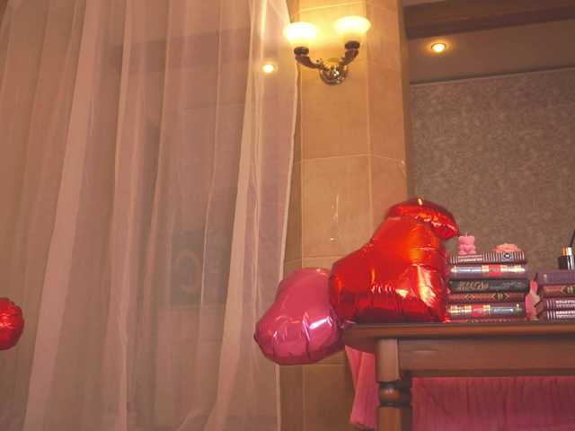 Holyhee's BongaCams show and profile