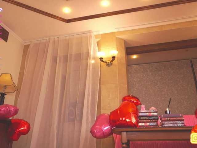 Holyhee's BongaCams show and profile