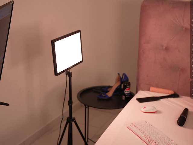 Julcy-Peach's BongaCams show and profile