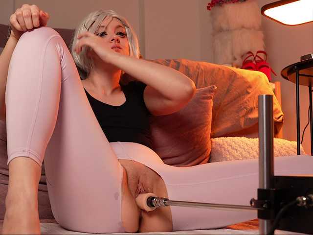 Julcy-Peach's BongaCams show and profile