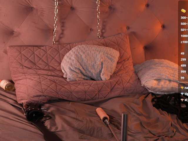 Julcy-Peach's BongaCams show and profile