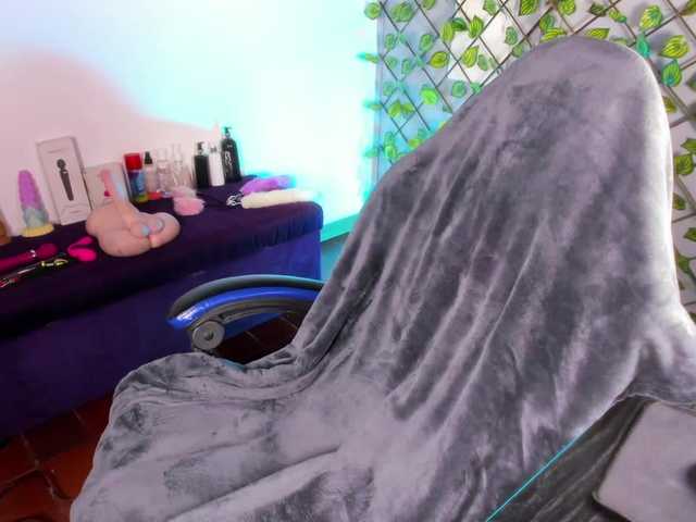 JadeBrown's BongaCams show and profile