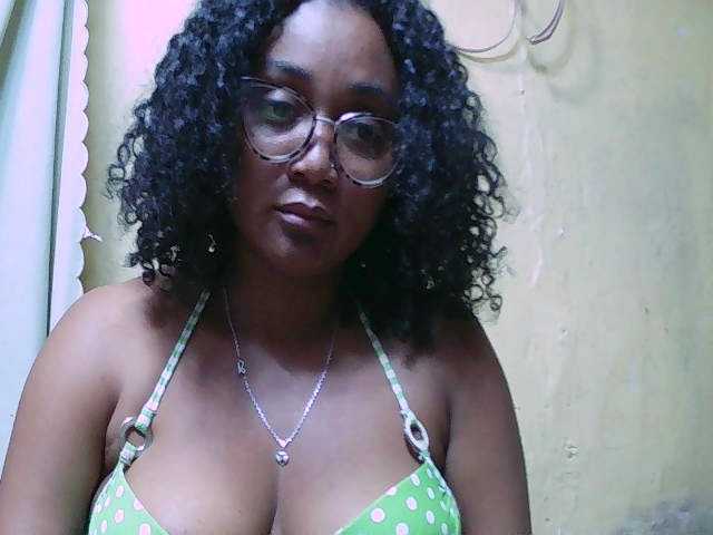Assiarah Live Cam on BongaCams