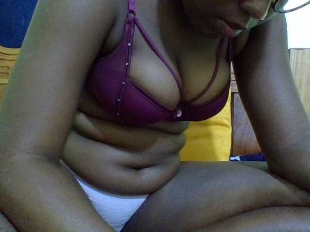 le modèle Roseroca33 est en webcam porno dans un show sur le site bongacams, il possède les tags suivants: Ebony,Brunette,Hairy