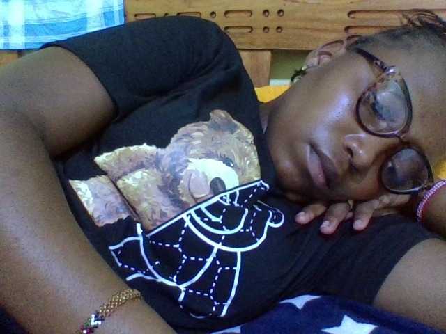 le modèle Roseroca33 est en webcam porno dans un show sur le site bongacams, il possède les tags suivants: Ebony,Brunette,Hairy