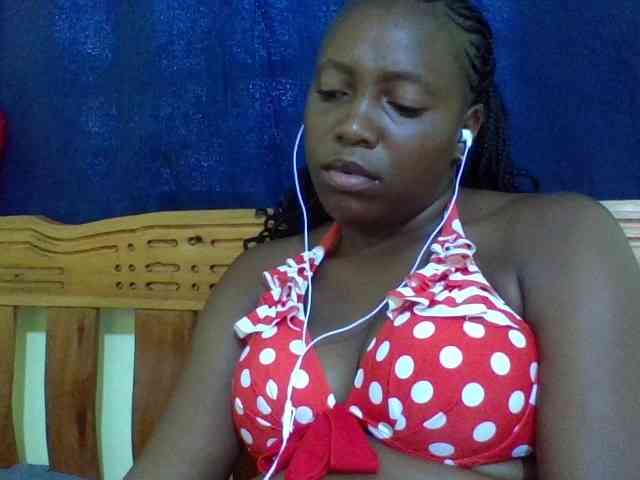 Roseroca33 Live Webcam on BongaCams