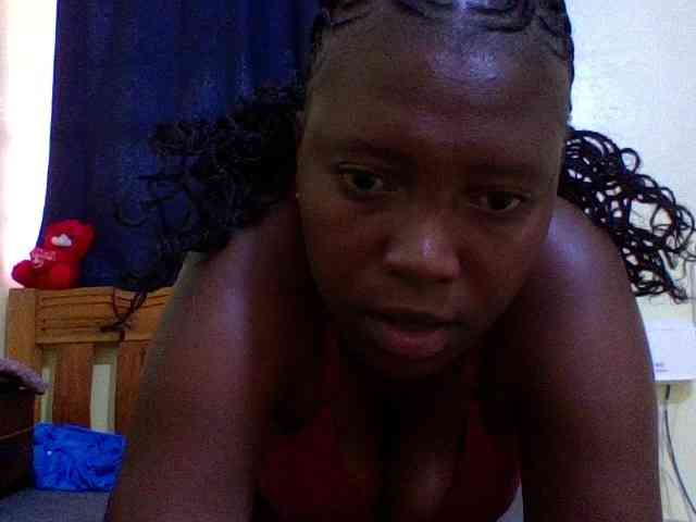 Roseroca33 Live Webcam on BongaCams