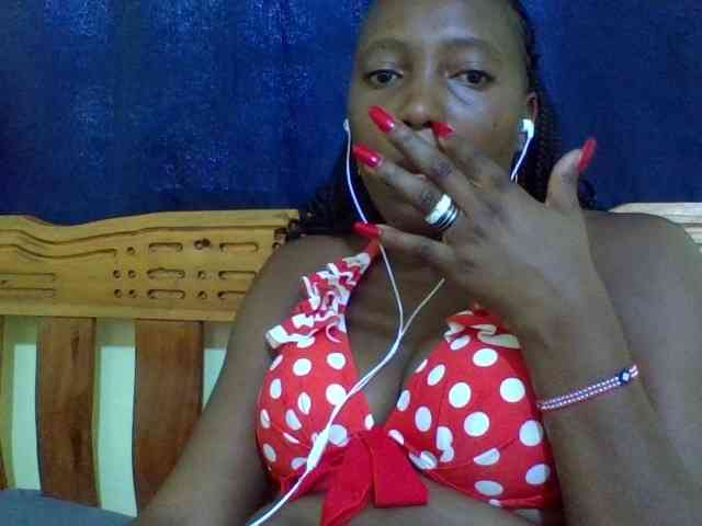 Roseroca33 Live Webcam on BongaCams