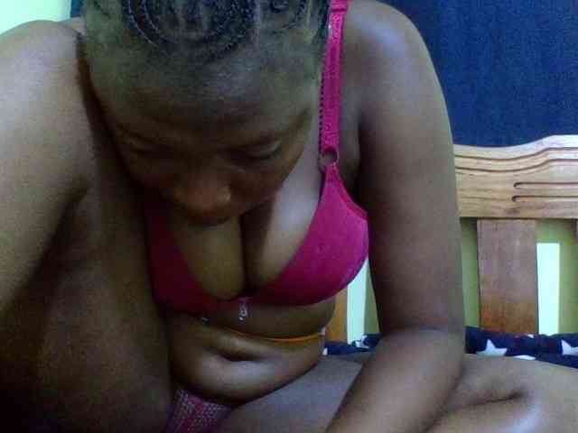 Roseroca33 Live Webcam on BongaCams