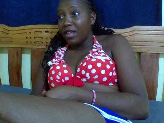 Roseroca33 Live Webcam on BongaCams