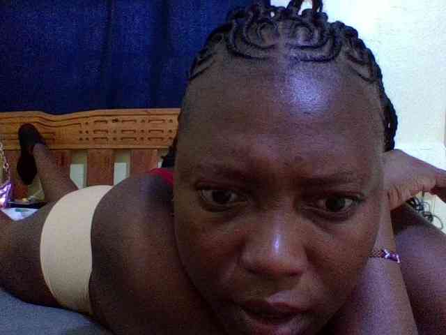 Roseroca33 Live Webcam on BongaCams