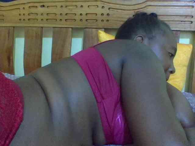 Roseroca33 Live Webcam on BongaCams