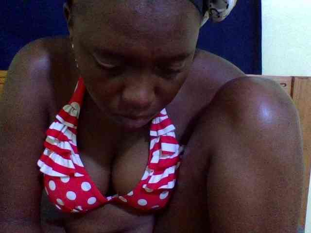 Roseroca33 Live Webcam on BongaCams