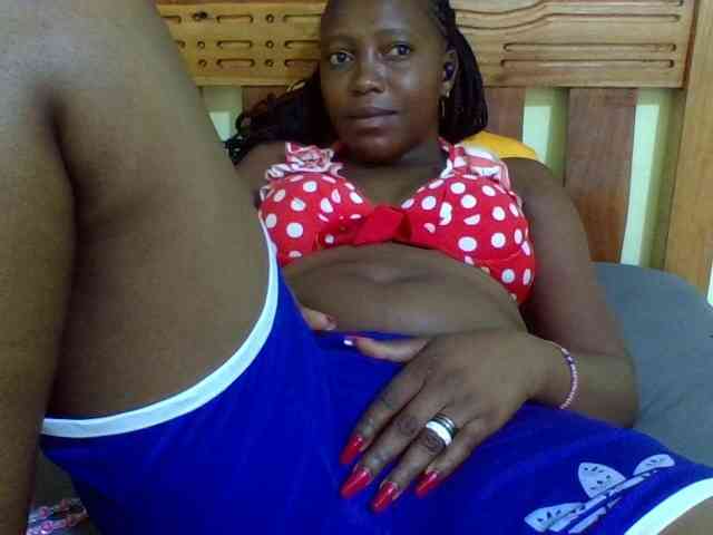 Roseroca33 Live Webcam on BongaCams