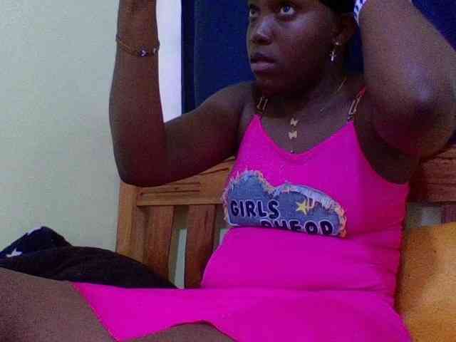 Roseroca33 Live Webcam on BongaCams