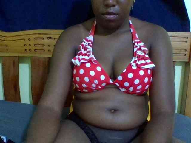 Roseroca33 Live Webcam on BongaCams