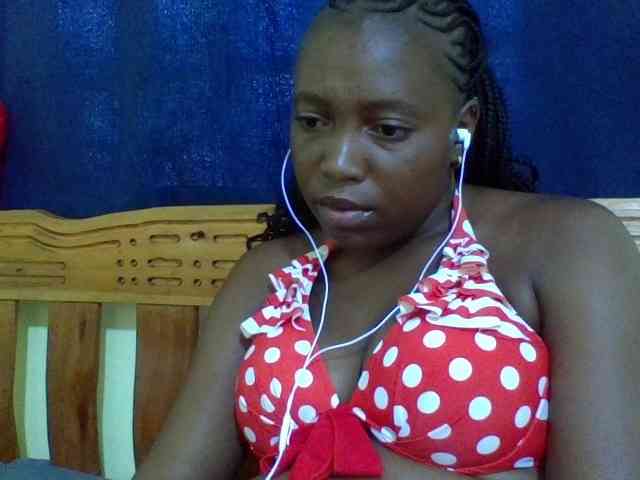 Roseroca33 Live Webcam on BongaCams