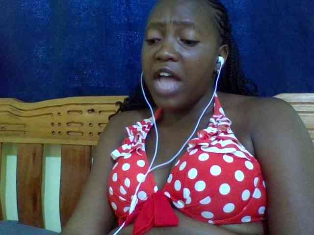 Roseroca33 Live Webcam on BongaCams