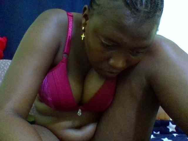 Roseroca33 Live Webcam on BongaCams