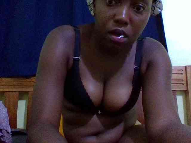 Roseroca33 Live Webcam on BongaCams