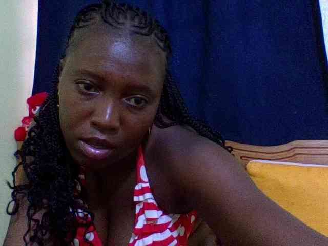 Roseroca33 Live Webcam on BongaCams