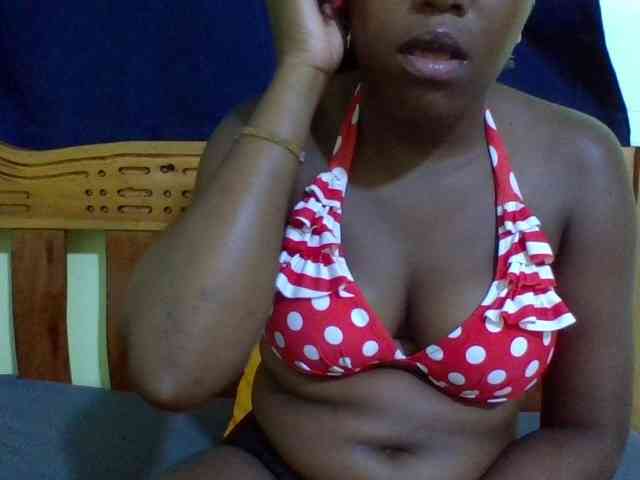 Roseroca33 Live Webcam on BongaCams