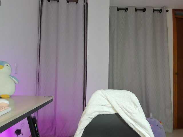 Sweet-Mia80's BongaCams show and profile