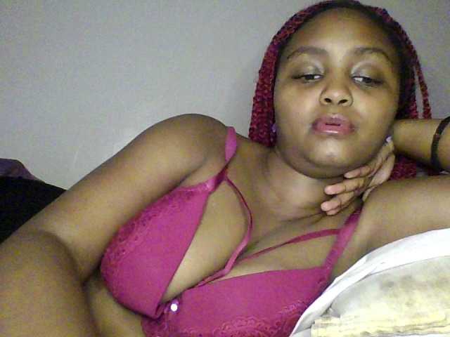 Prettyval live sex cam on Showamateur