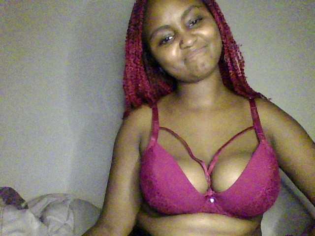 Prettyval broadcasting live