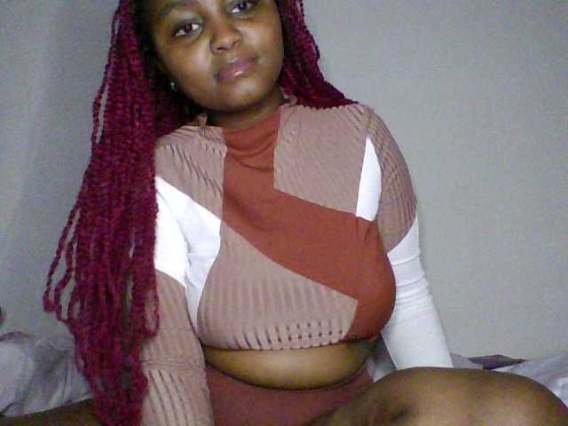 Prettyval – webcam model profile photo