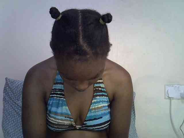 petite-alia Live Webcam on BongaCams