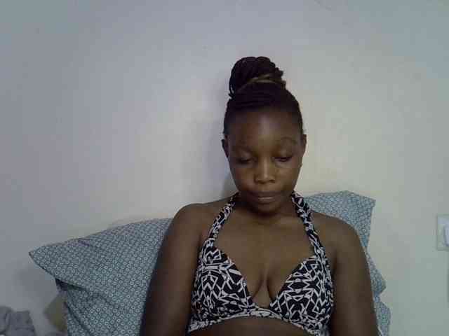 petite-alia Live Webcam on BongaCams