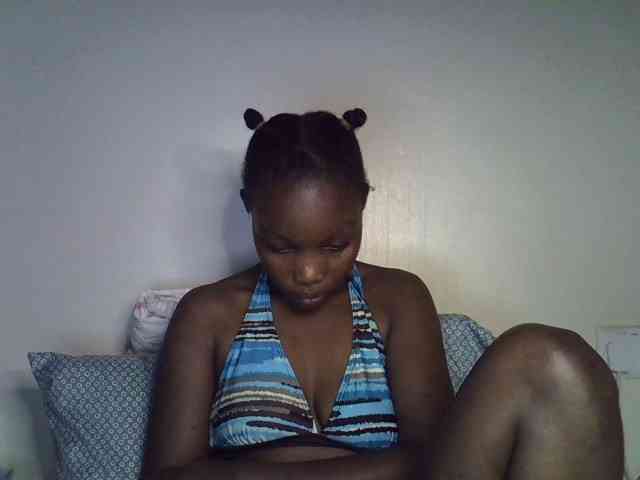 petite-alia Live Webcam on BongaCams