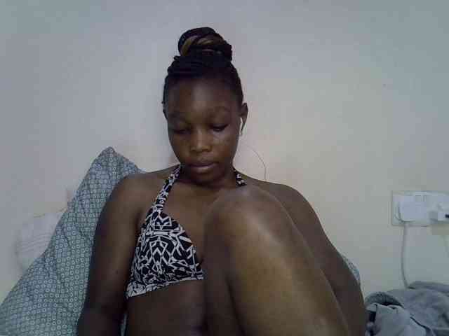 petite-alia Live Webcam on BongaCams