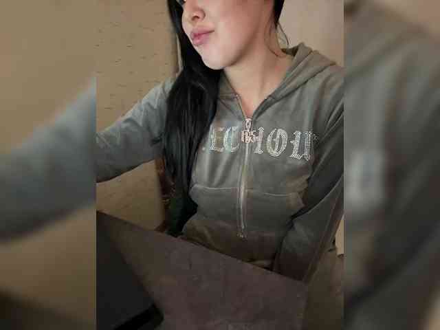 AdalineRedWeb Live Webcam on BongaCams