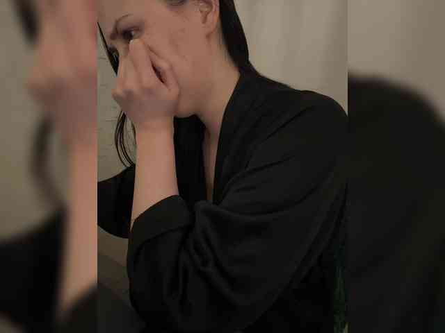 AdalineRedWeb webcam