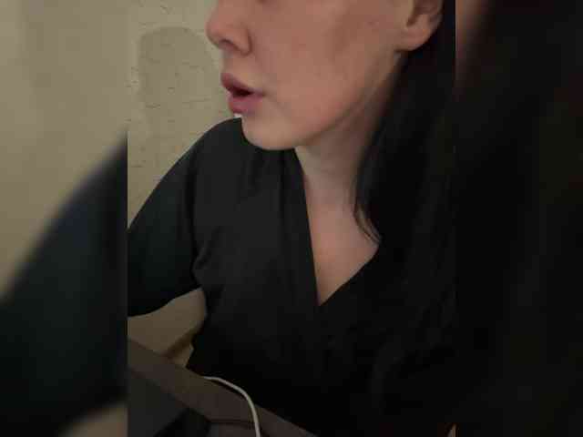 AdalineRedWeb webcam