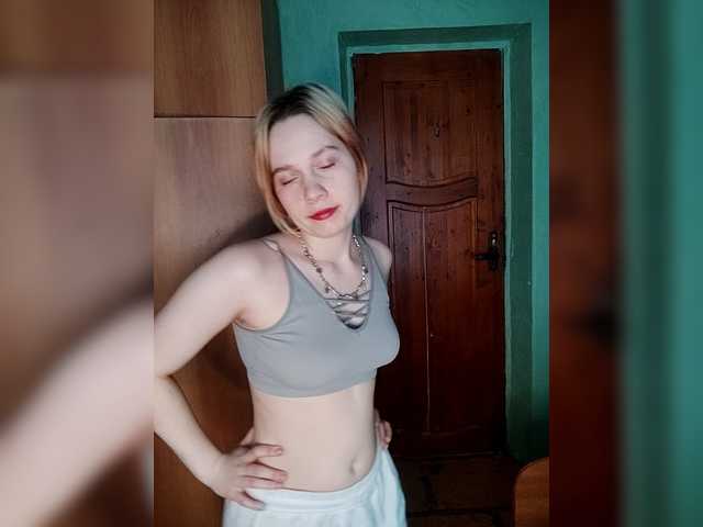 MeriesMe's BongaCams show and profile