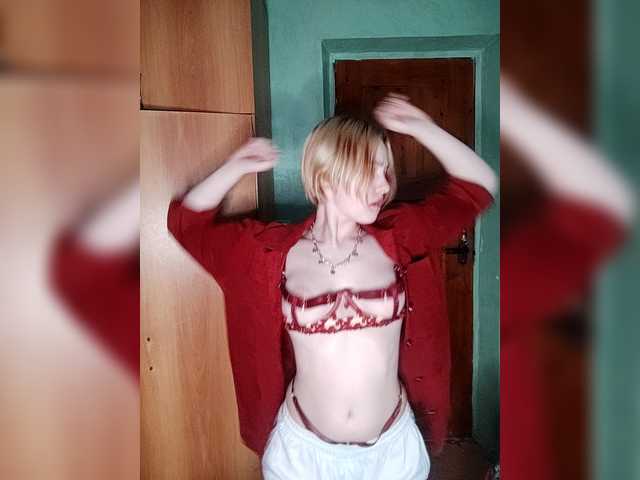 MeriesMe's BongaCams show and profile