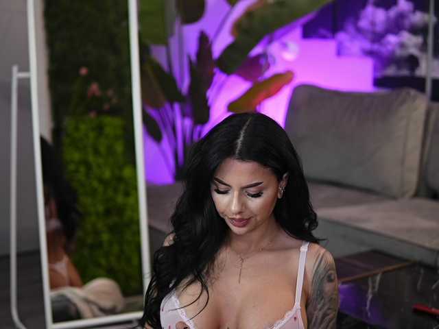 IvyTrix's BongaCams show and profile